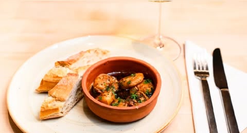 Knoblauch-Garnelen in der Tonschale mit Baguette