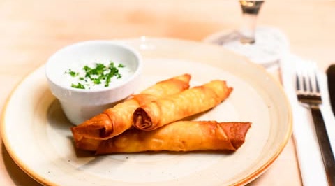 Knusprige Röllchen mit Kräuter-Dip