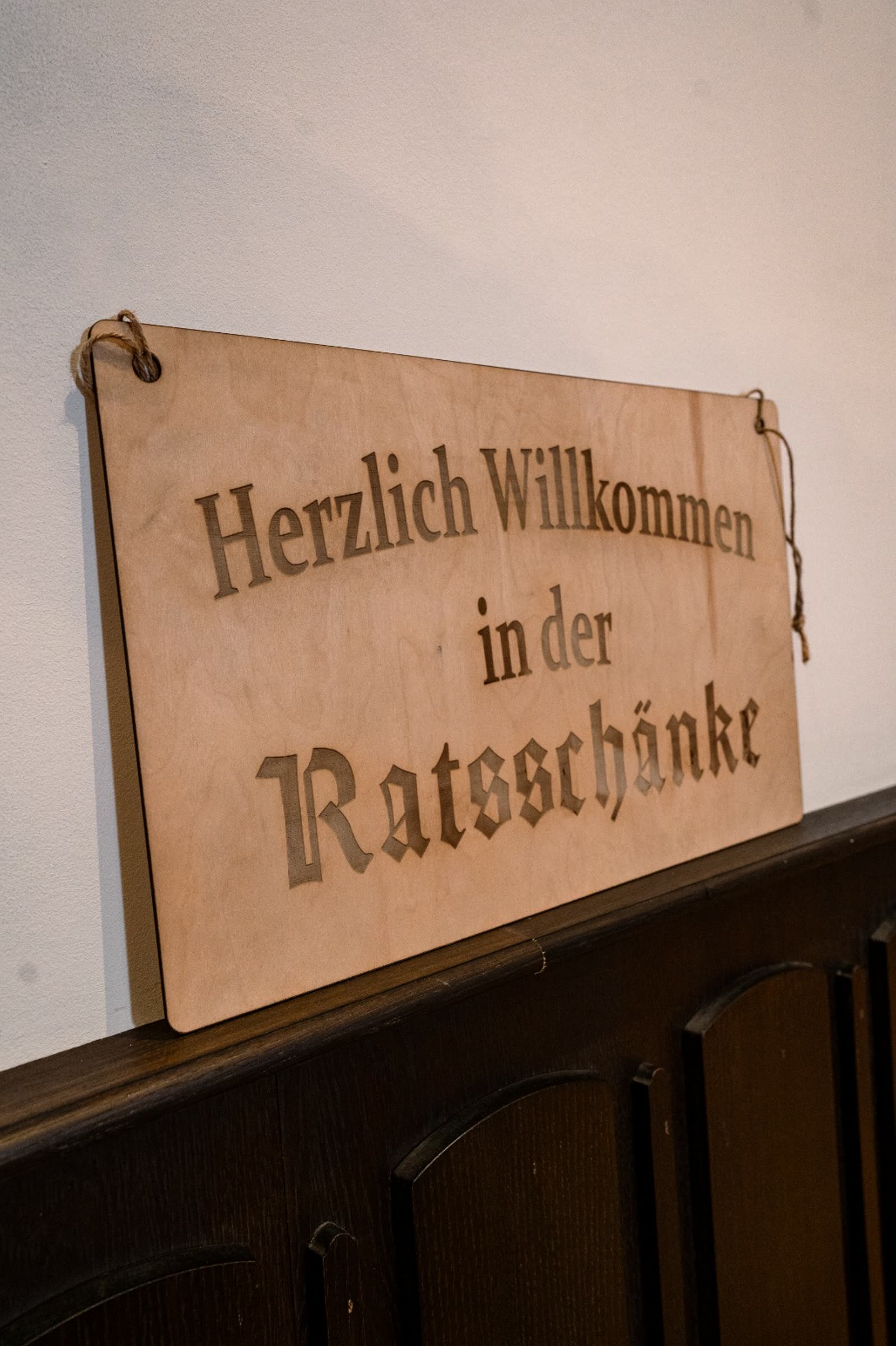 Handgefertigtes Willkommensschild in der Ratsschänke